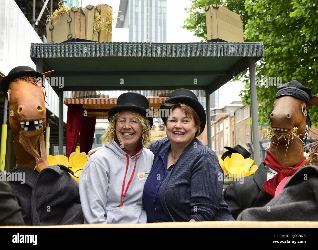 Manchester, Royaume-Uni, 19th juin 2022. Deux personnes se posent avec des chevaux en vacances dans le cadre du flotteur « la puissance du futur ». Des artistes et des artistes participent à la Manchester Day Parade, Manchester, Angleterre, Royaume-Uni. Les organisateurs disent : « plus de 1 500 artistes et artistes des communautés locales donnent vie au centre-ville de Manchester dans un fantastique étalage de couleurs, de sons et de mouvements. Un public de plus de 60 000 personnes est séduit par l'incroyable journée de structures étonnantes, de costumes vibrants et de musique et de danse vibrantes. Crédit : Terry Waller/Alay Live News Banque D'Images