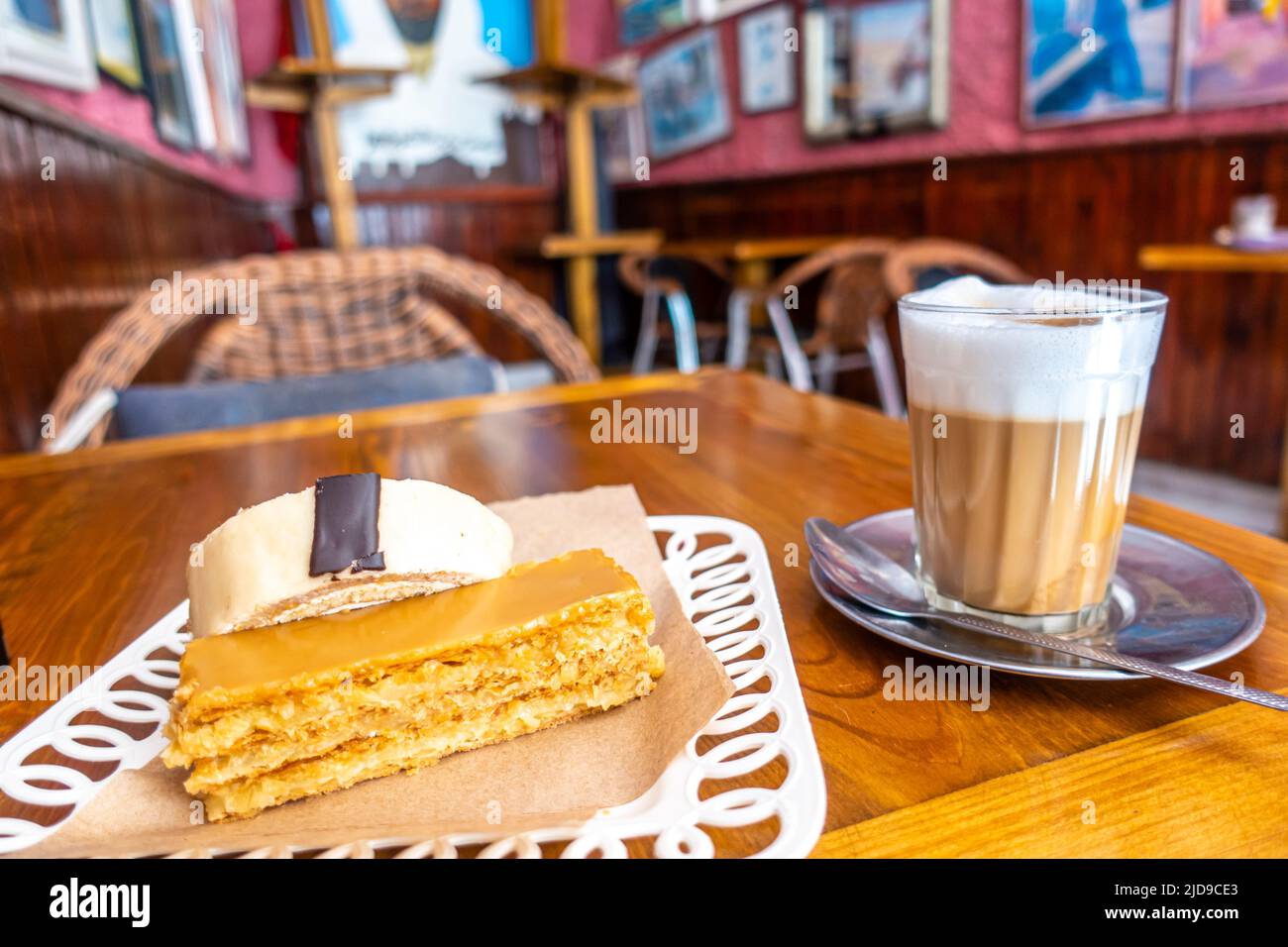 Gâteau et café Latte à la Patisserie Driss, fondue en 1928. Pasries, sucreries, gâteau et boutique historique et café à Essaouira, Maroc Banque D'Images