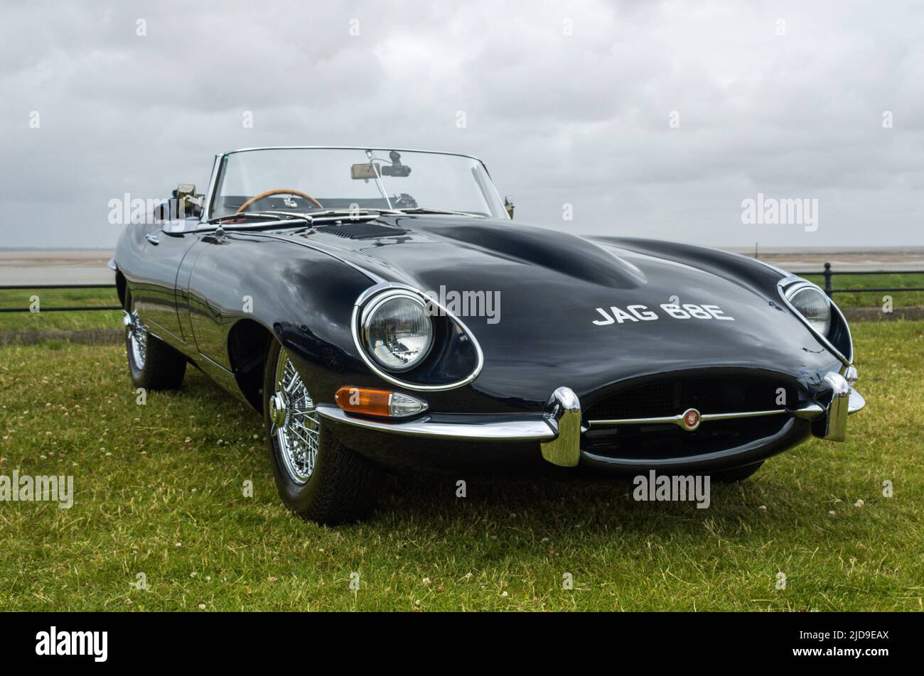 Jaguar E-Type. Voitures classiques sur Lytham Green 2022. Banque D'Images