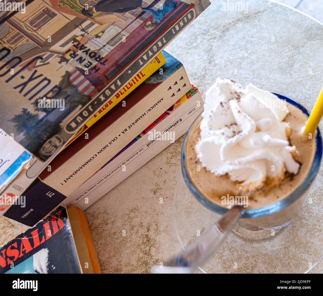 Café glasse et livres en français sur la table Banque D'Images