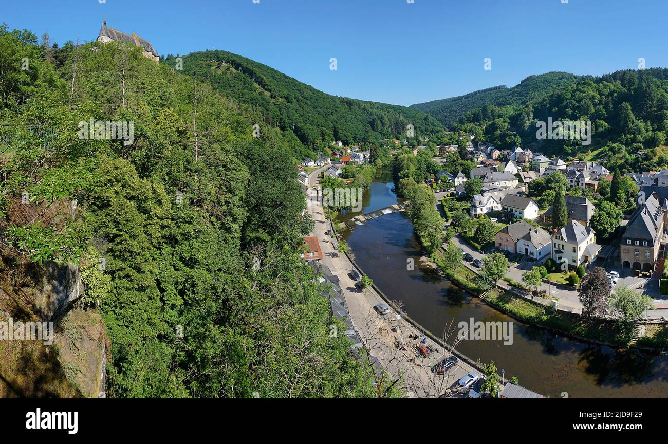 Vue panoramique sur le château, la rivière Our et le village de Vianden, canton de Vianden, Grand-Duché de Luxembourg, Europe Banque D'Images