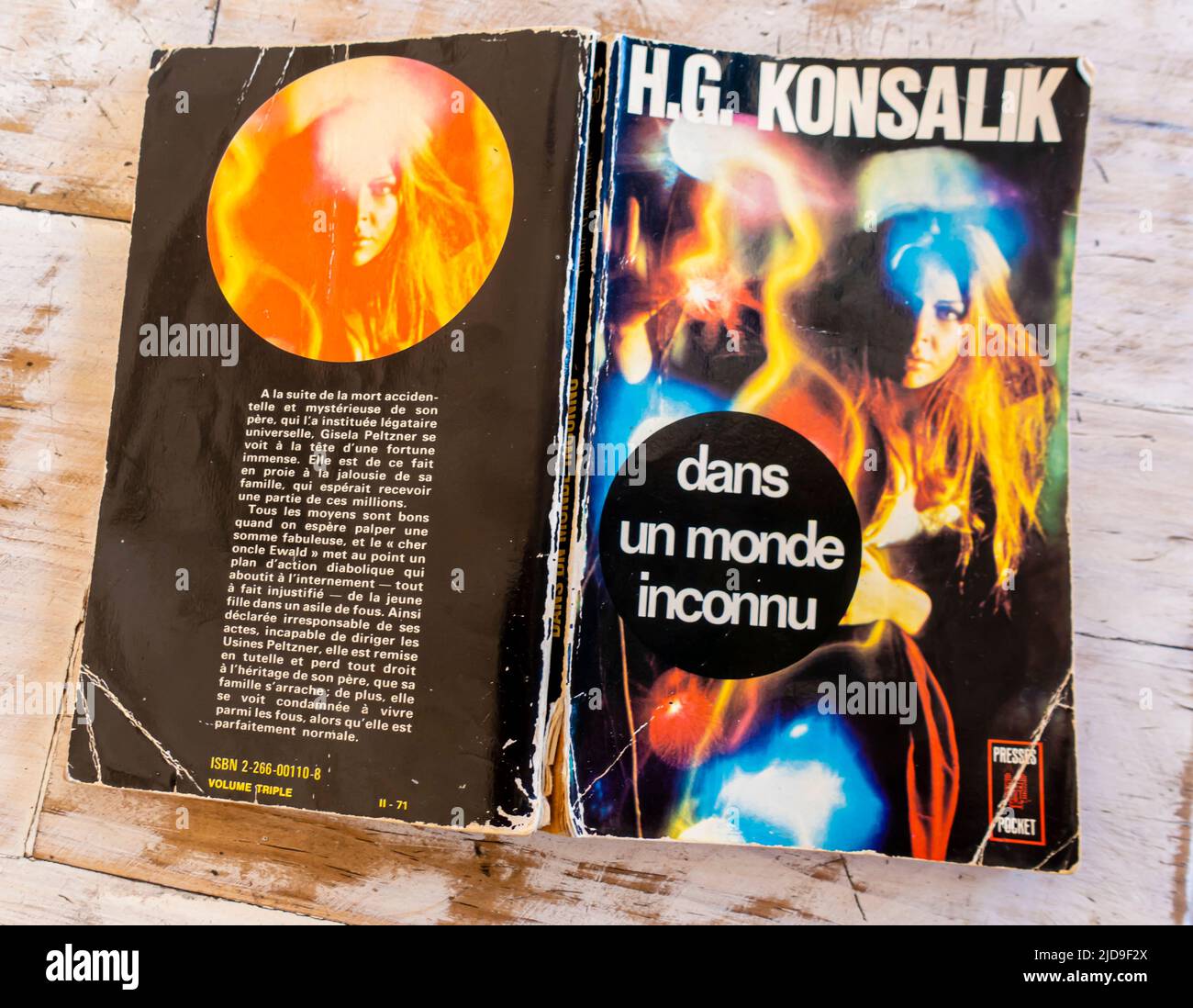 Heinz G. Konsalik - dans un monde inconnu - en français - livre répandu Banque D'Images