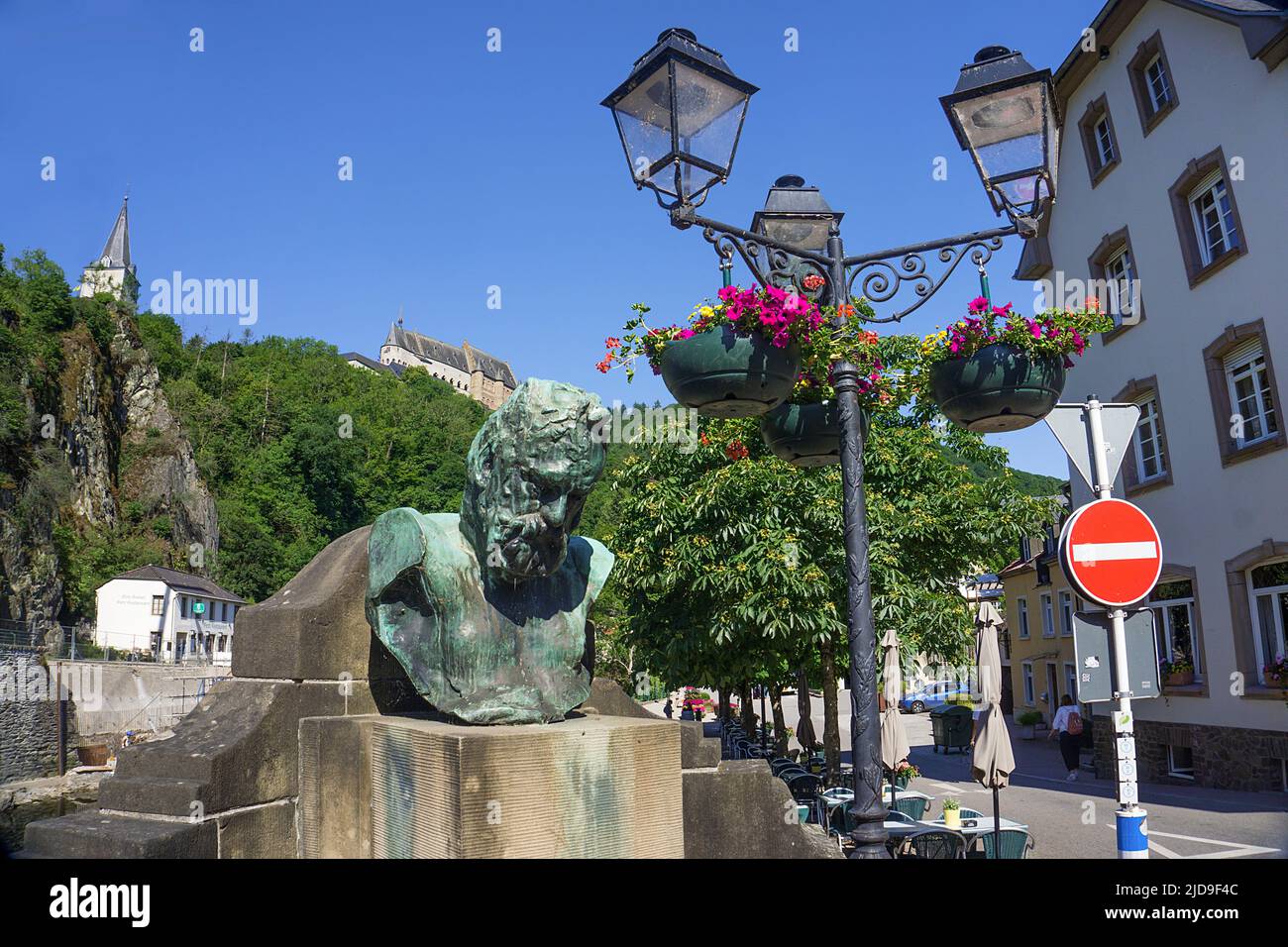 Vue depuis notre pont jusqu'au château, buste de Victor Hugo et ancien feu de rue, village de Vianden, canton de Vianden, Luxembourg, Europe Banque D'Images
