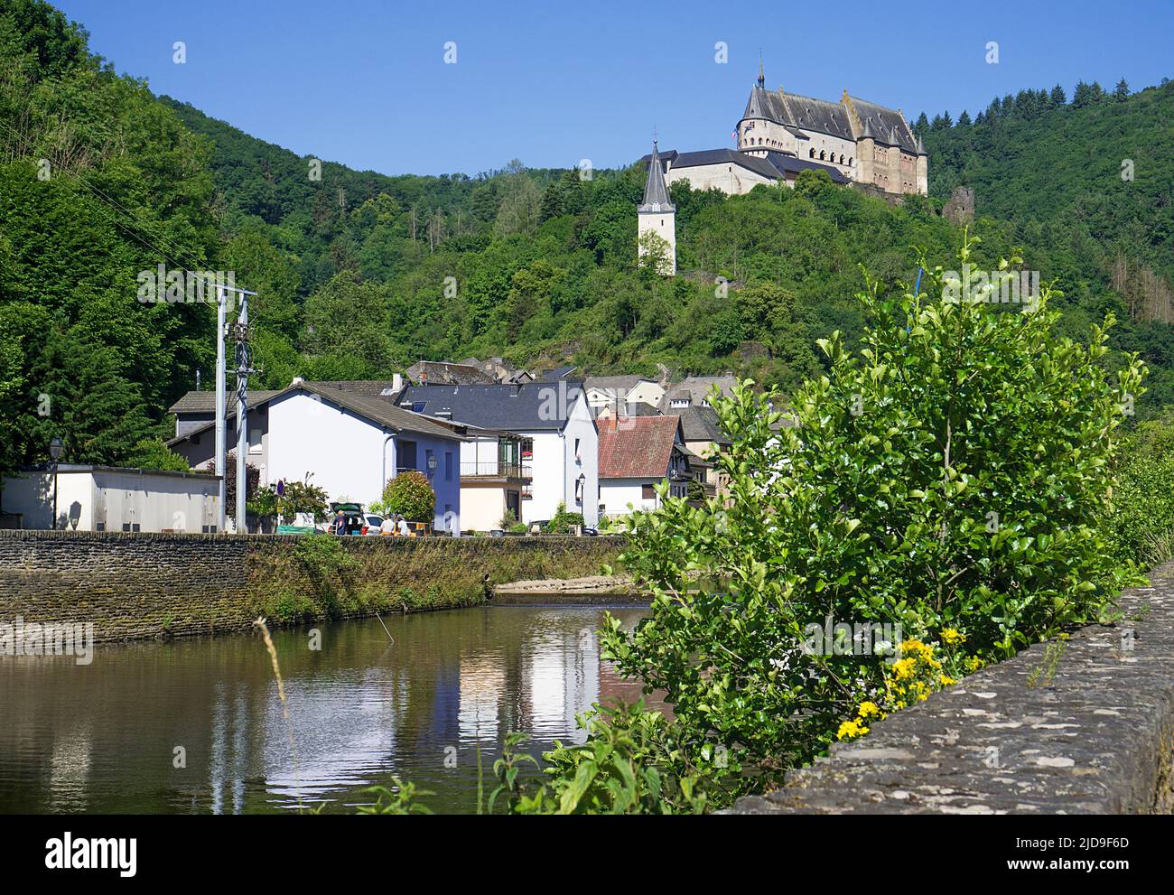 Vue depuis le fleuve décoré de fleurs jusqu'au château, village de Vianden, canton de Vianden, Grand-Duché de Luxembourg, Europe Banque D'Images