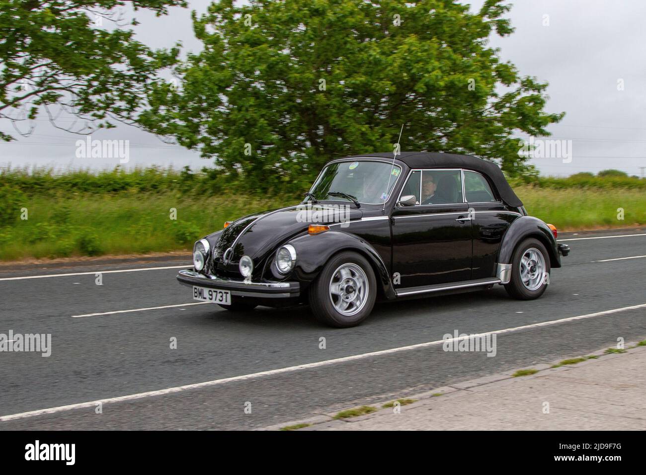 1979 Black VW Volkswagen Beetle 1584cc voiture refroidie par air à essence ; classique, moderne décapotable classique, supercars et véhicules spécialisés en route vers Lytham St Annes, Lancashire, Royaume-Uni Banque D'Images