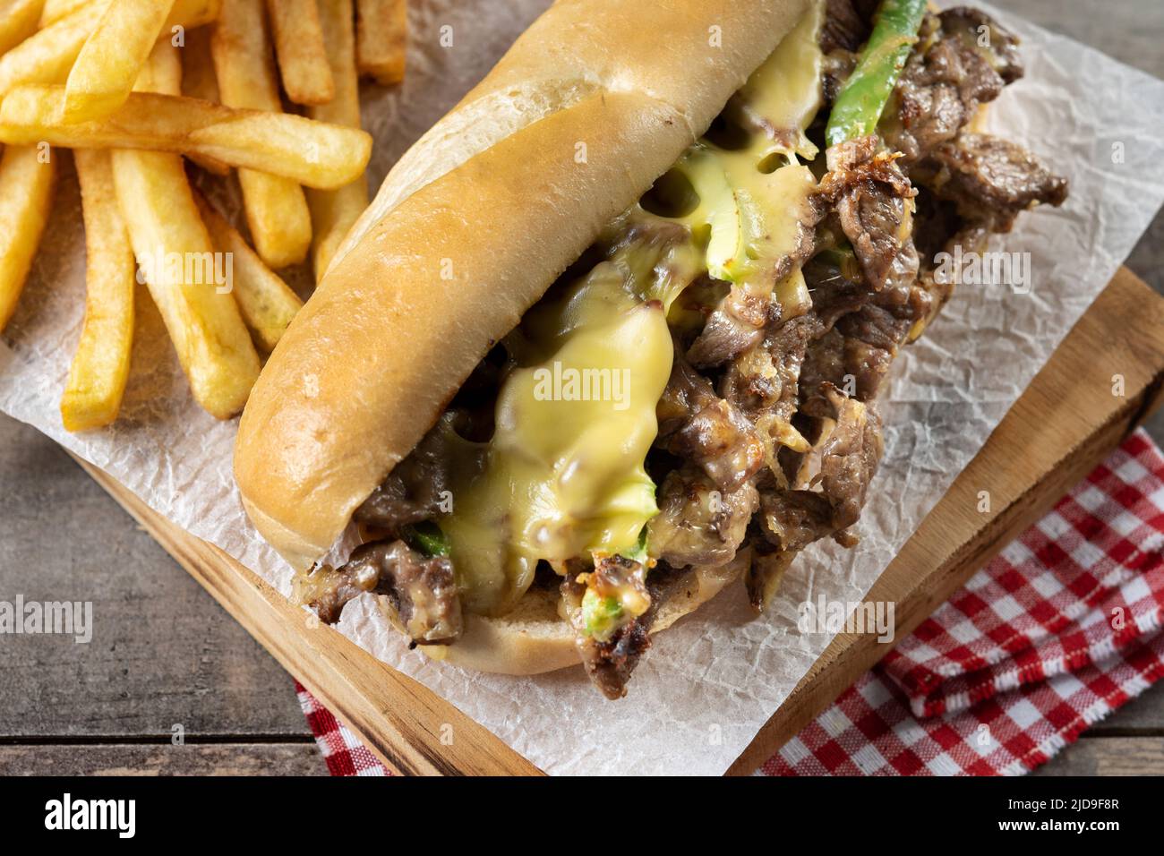 Sandwich au steak au fromage Philly sur une table en bois Banque D'Images