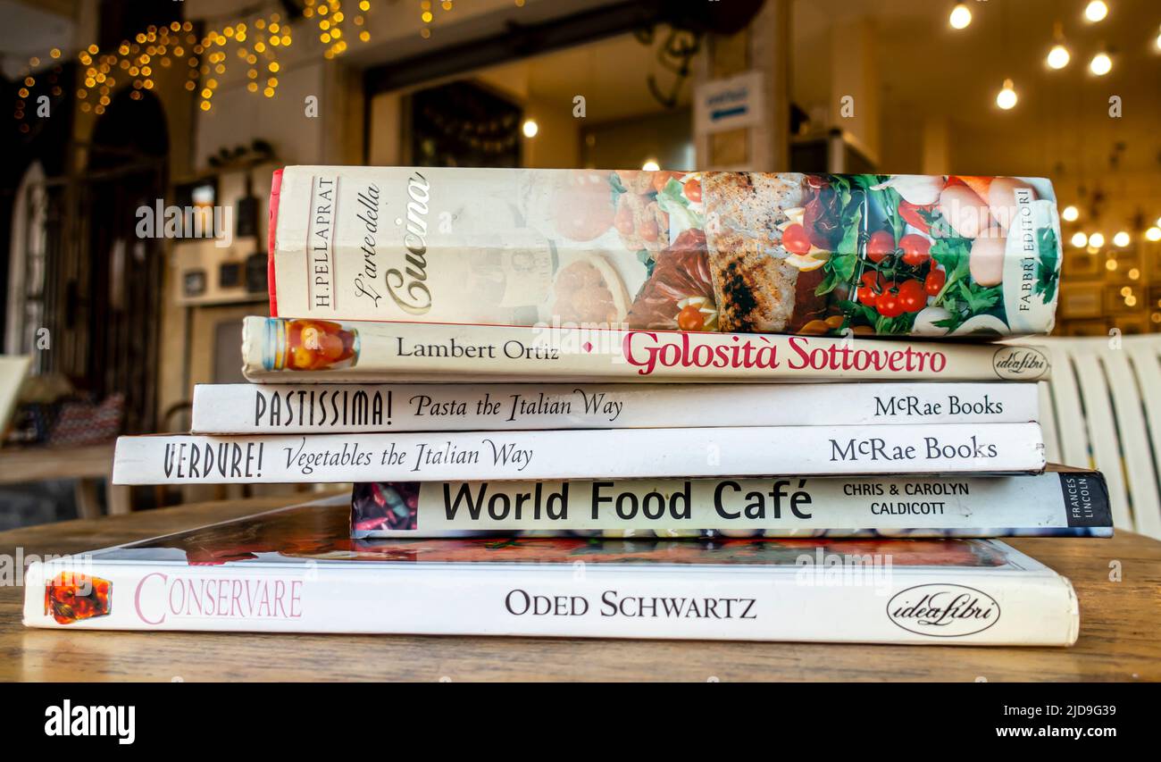 Livres de cuisine dans une pile sur une table - la façon italienne - McRae livres Banque D'Images