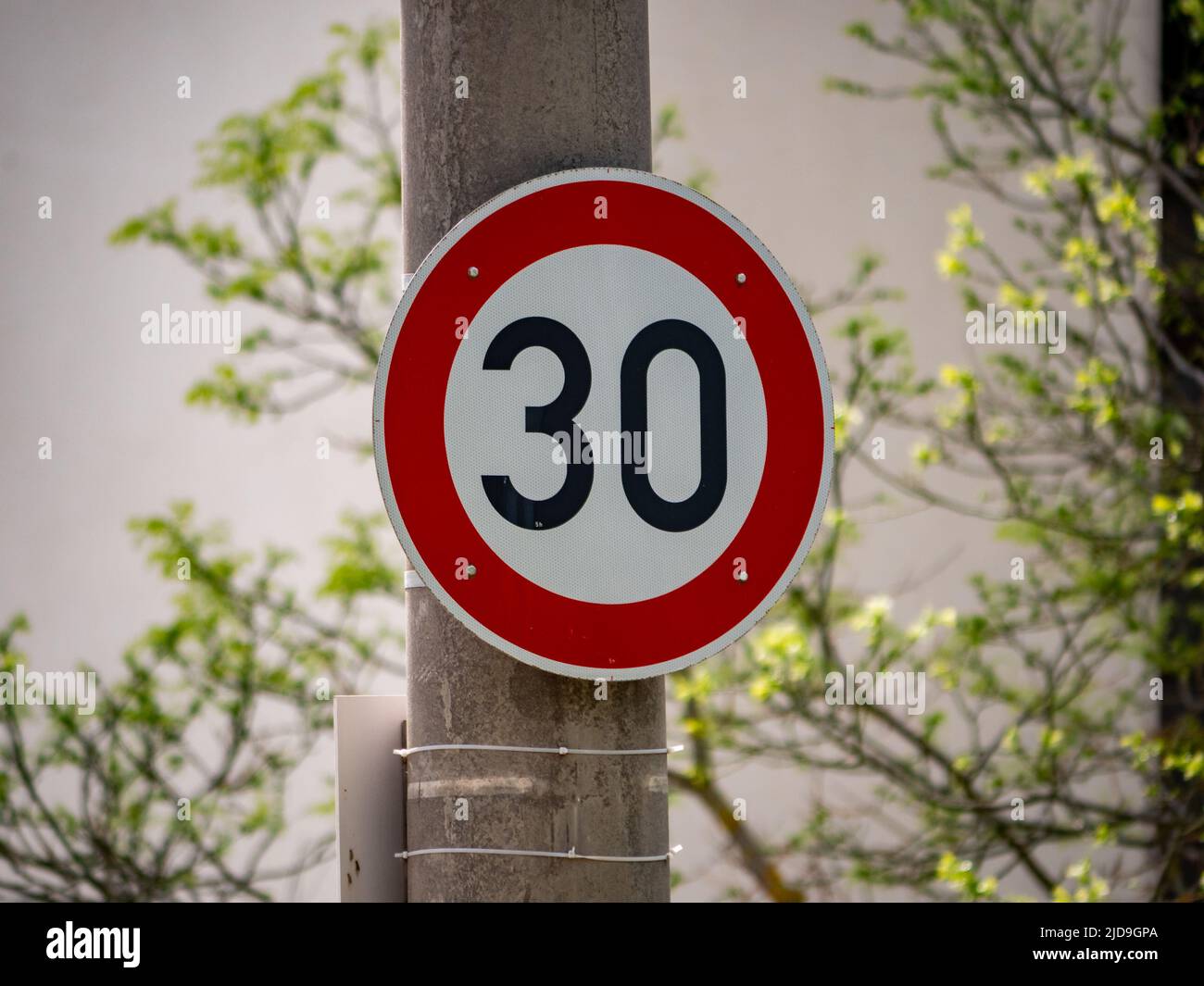 Panneau de signalisation de limite de vitesse de 30 km h Banque de ...