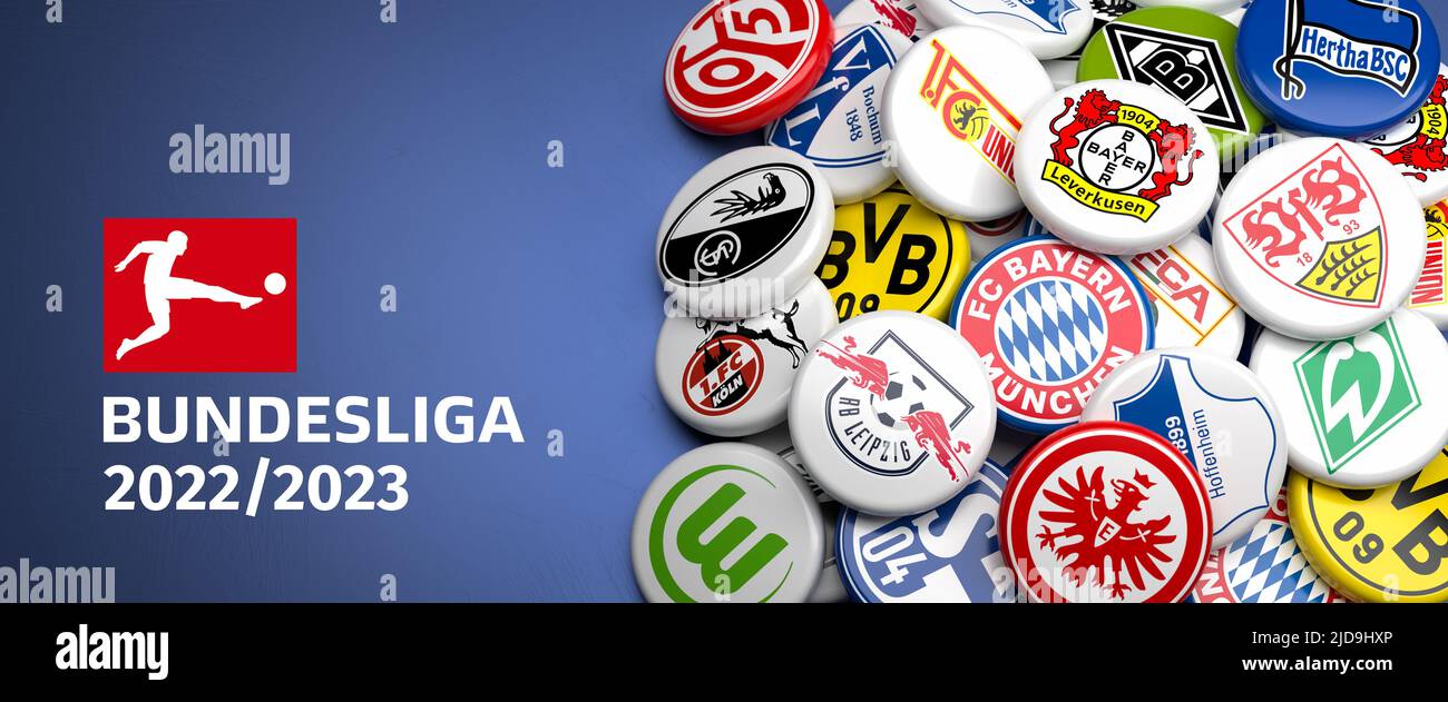 Logos des clubs de football allemands en compétition dans la Bundesliga saison 22/23 sur un tas sur une table. Copier l'espace. Format de bannière Web Banque D'Images