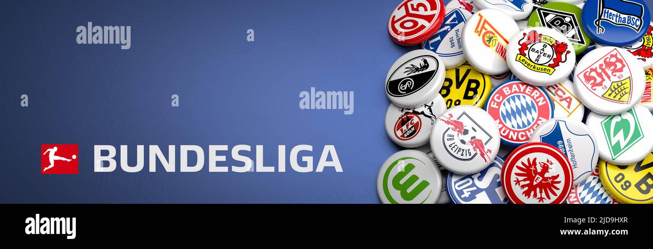 Logos des clubs de football allemands en compétition dans la Bundesliga saison 22/23 sur un tas sur une table. Copier l'espace. Format de bannière Web Banque D'Images
