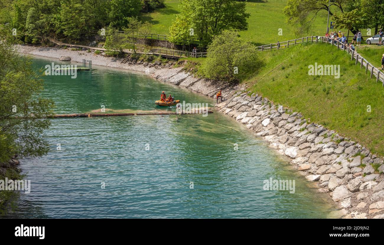 Vue sur le lac Molveno dans le parc naturel Adamello - Brenta. Le lac est situé sur la rive de Molveno au pied du groupe des Dolomites Brenta, en Italie Banque D'Images