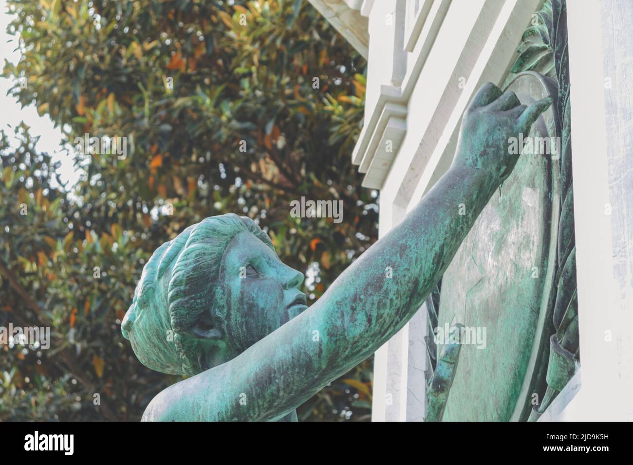 Nice, France - 2022.06.12: Un détail de la statue de Massena, une jeune femme incarnant la victoire Banque D'Images