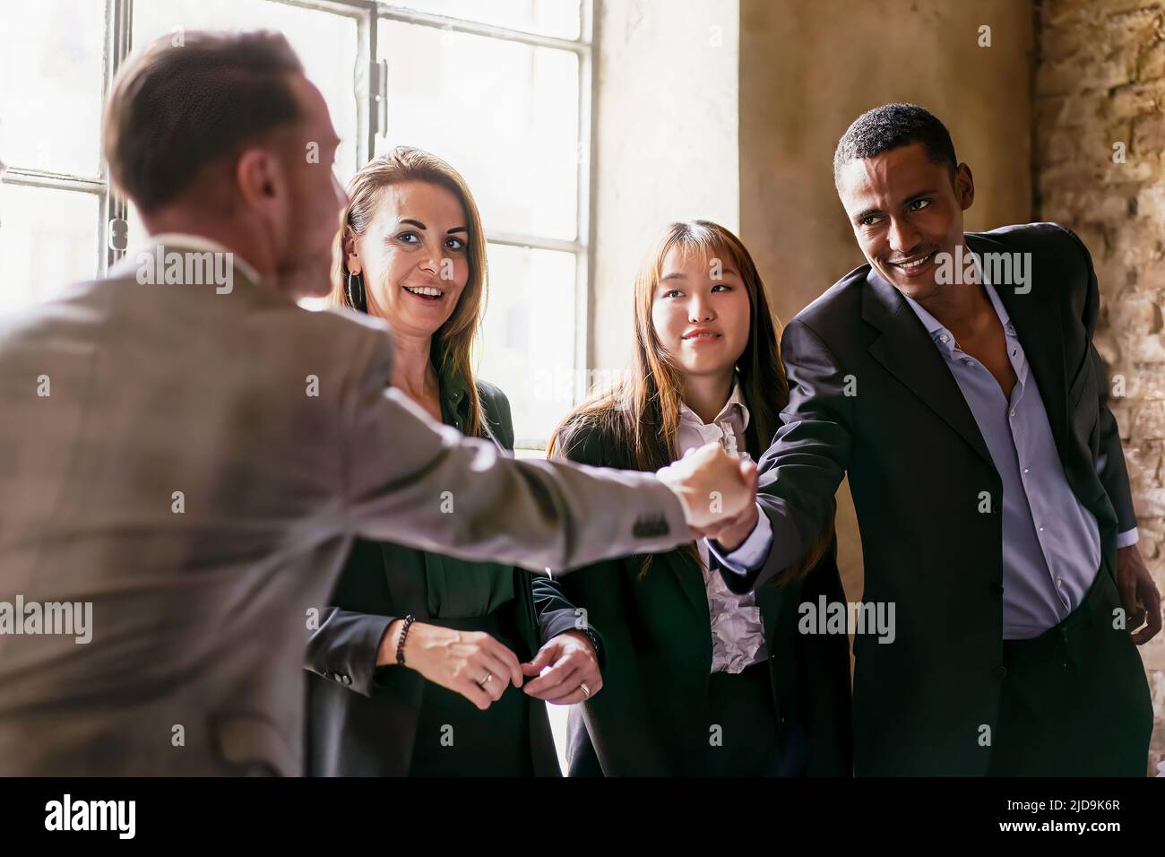Un groupe de jeunes entrepreneurs multi-ethniques qui se secouent pendant une affaire professionnelle - concept de style de vie d'affaires, accord commercial international Banque D'Images