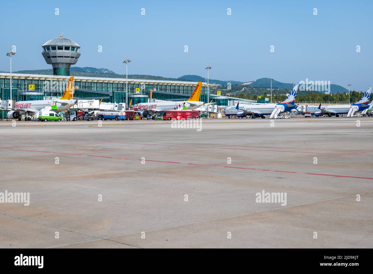 Izmir, Turquie - juin 2022 : terminal de départ de l'aéroport d'Izmir Adnan Menderes et piste d'atterrissage avec avions. Aéroport d'Izmir Banque D'Images
