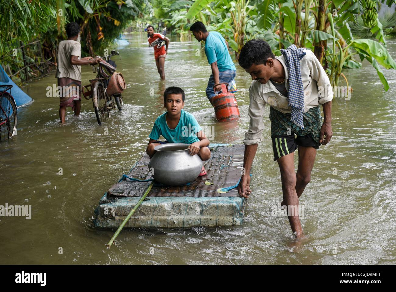 Les inondations ont affecté les gens qui se sont dirigés vers un endroit plus sûr, dans un village de 17 juin 2022, à Barpeta, en Inde. La situation d'inondation d'Assam se détériore en raison de fortes pluies, plus d'un million de personnes touchées.Credit: David Talukdar/Alamy Live News Banque D'Images