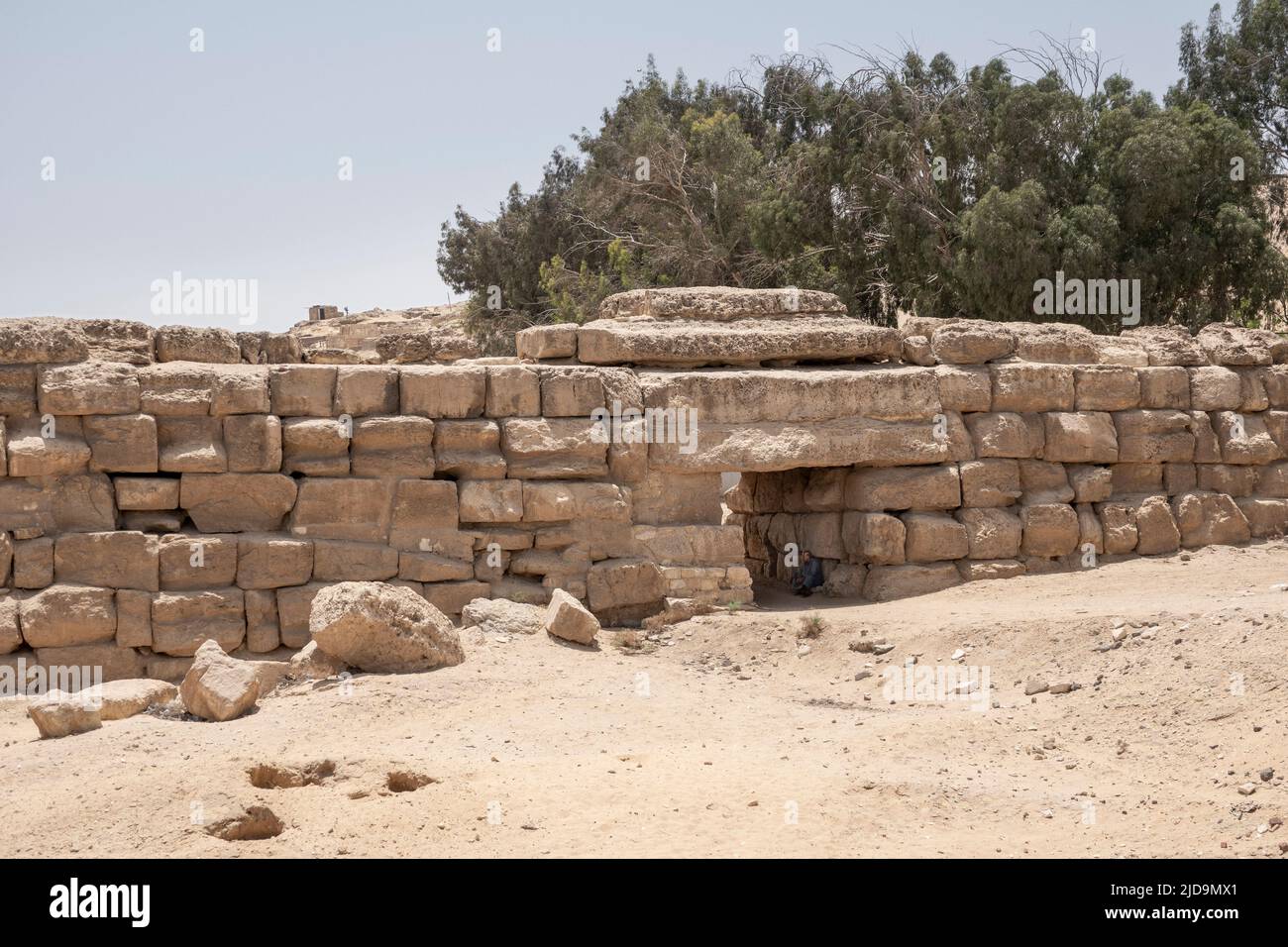 Porte d'entrée dans le mur du Corbeau, les pyramides de Gizeh et le Sphinx, le Caire, Égypte Banque D'Images