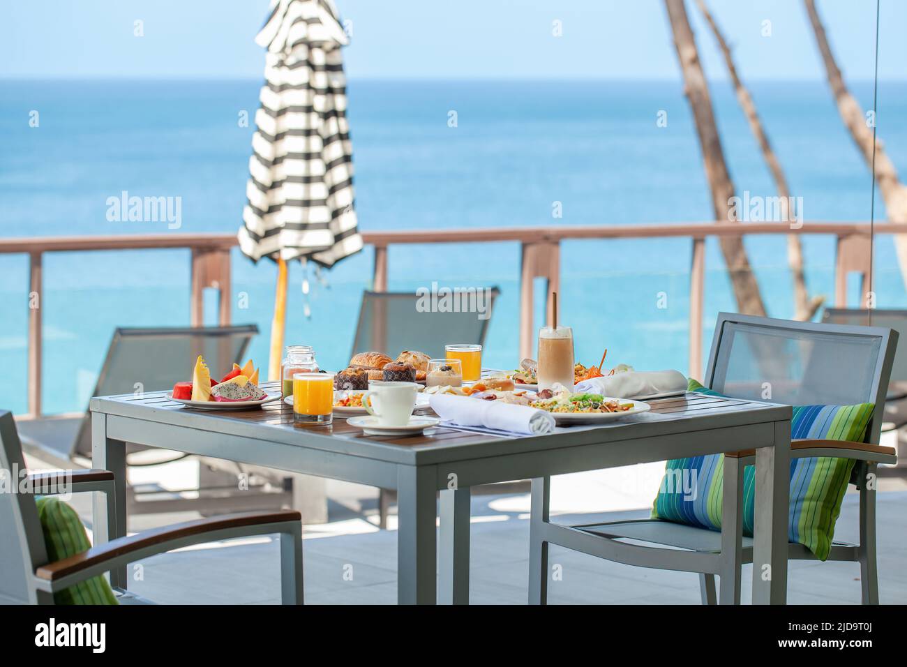 Table de petit déjeuner de vacances au restaurant de luxe ou à l'hôtel café par mer dans les tropiques Banque D'Images