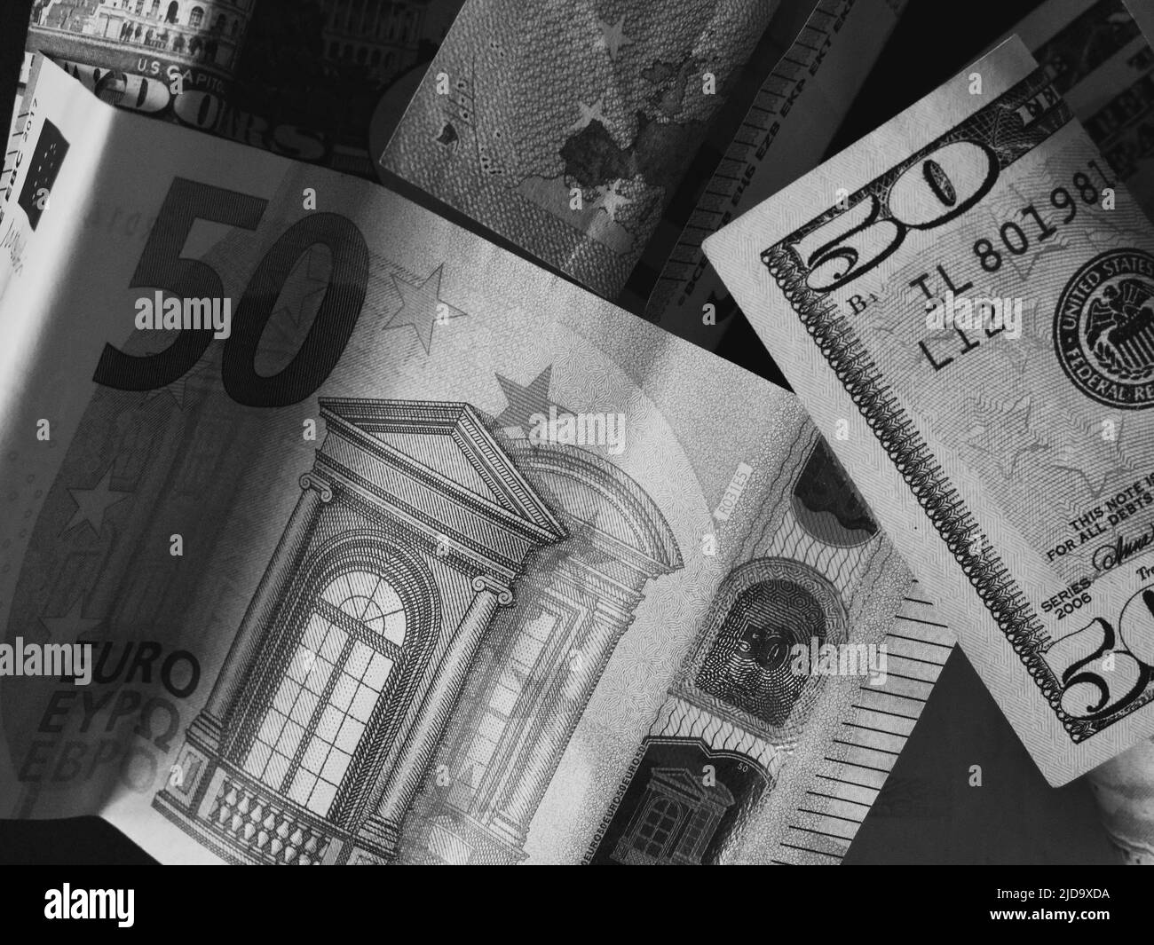 Billets en papier en coupures de 50 dollars et 50 euros, gros plan. Image en noir et blanc. Banque D'Images