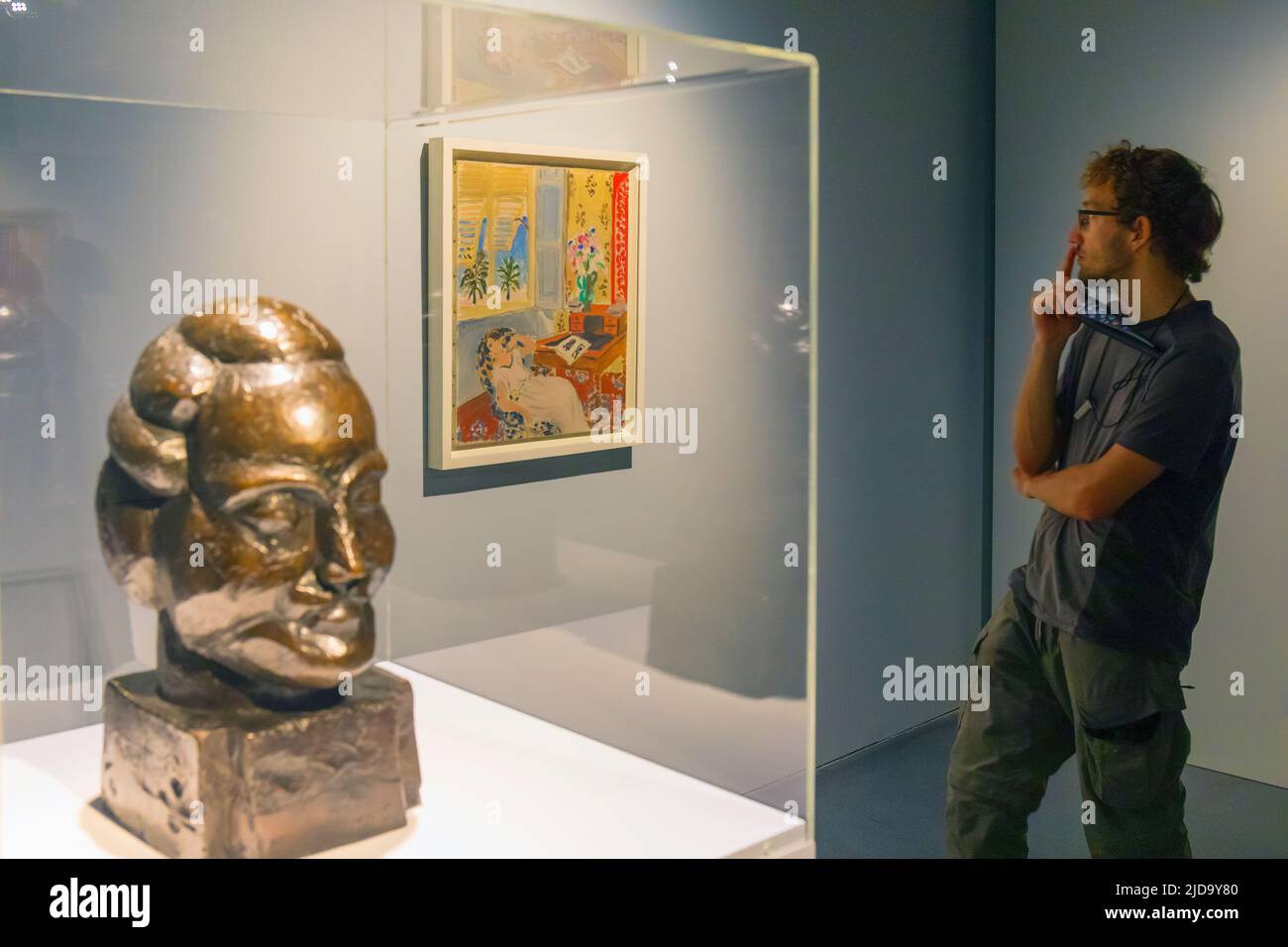 Un visiteur étudie l'intérieur de travail d'Henri Matisse en 1922 à Nice : une Siesta. Exposé au Centre Pompidou, Malaga, Costa del sol, province de Malaga, Andalousie Banque D'Images