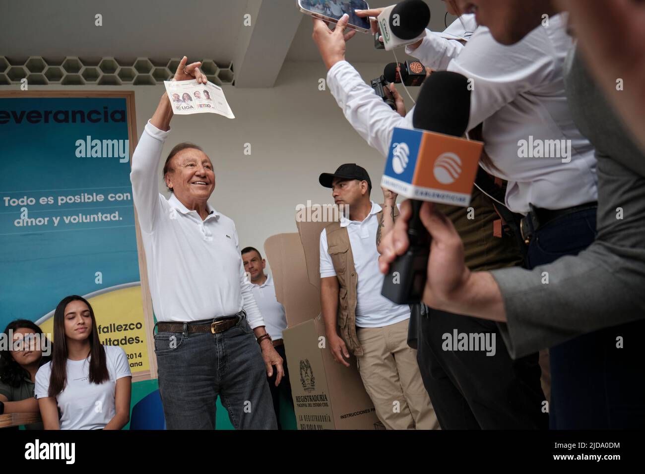 Bucaramanga, Colombie. 19th juin 2022. Rodolfo Hernandez, candidat à la présidence de la Ligue des gouverneurs anti-corruption, vote aux élections de deuxième tour. Petro, ancien combattant de la guérilla, et Hernandez, entrepreneur immobilier millionnaire, se sont affrontés au deuxième tour. Credit: Ferley Ospina/dpa/Alay Live News Banque D'Images