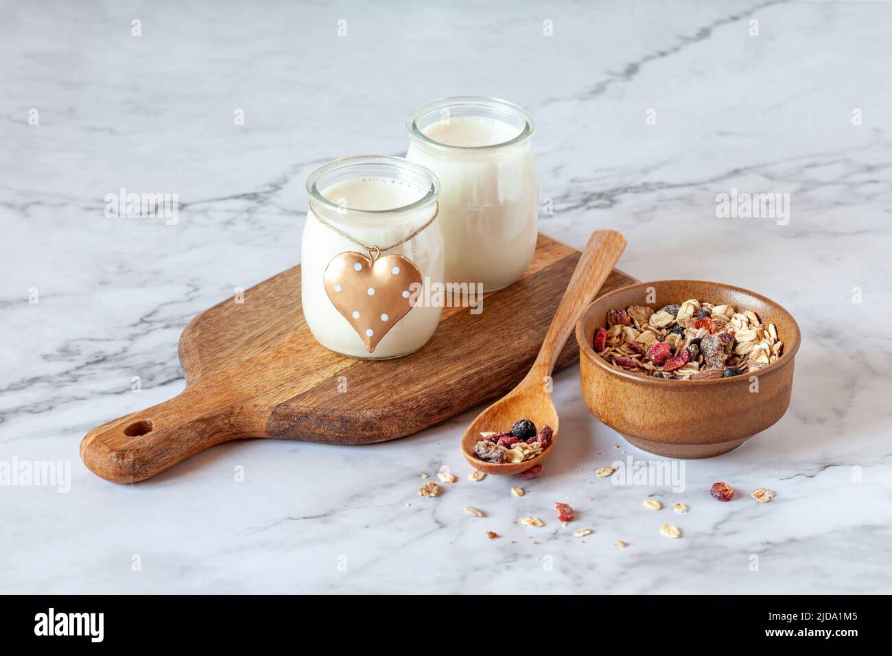 Lait joghurt avec bol de muesli, idée de petit déjeuner Banque D'Images