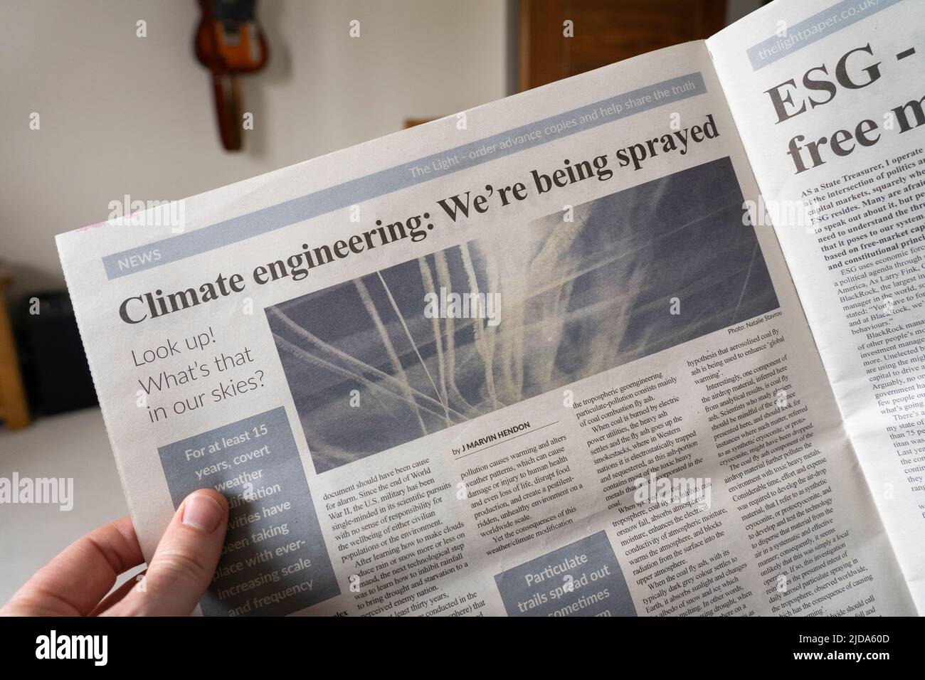 Article décrivant les théories du complot sur les contrailles d'avions à réaction dans la lumière - une théorie du complot libre journal britannique. ROYAUME-UNI Banque D'Images