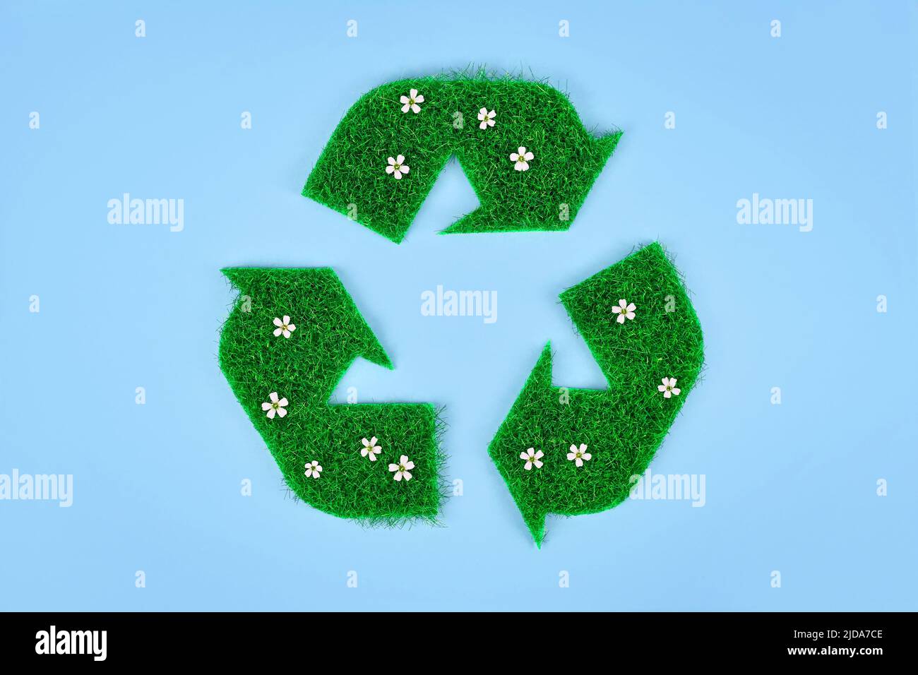 Symbole de flèche de recyclage en herbe et fleurs Banque D'Images