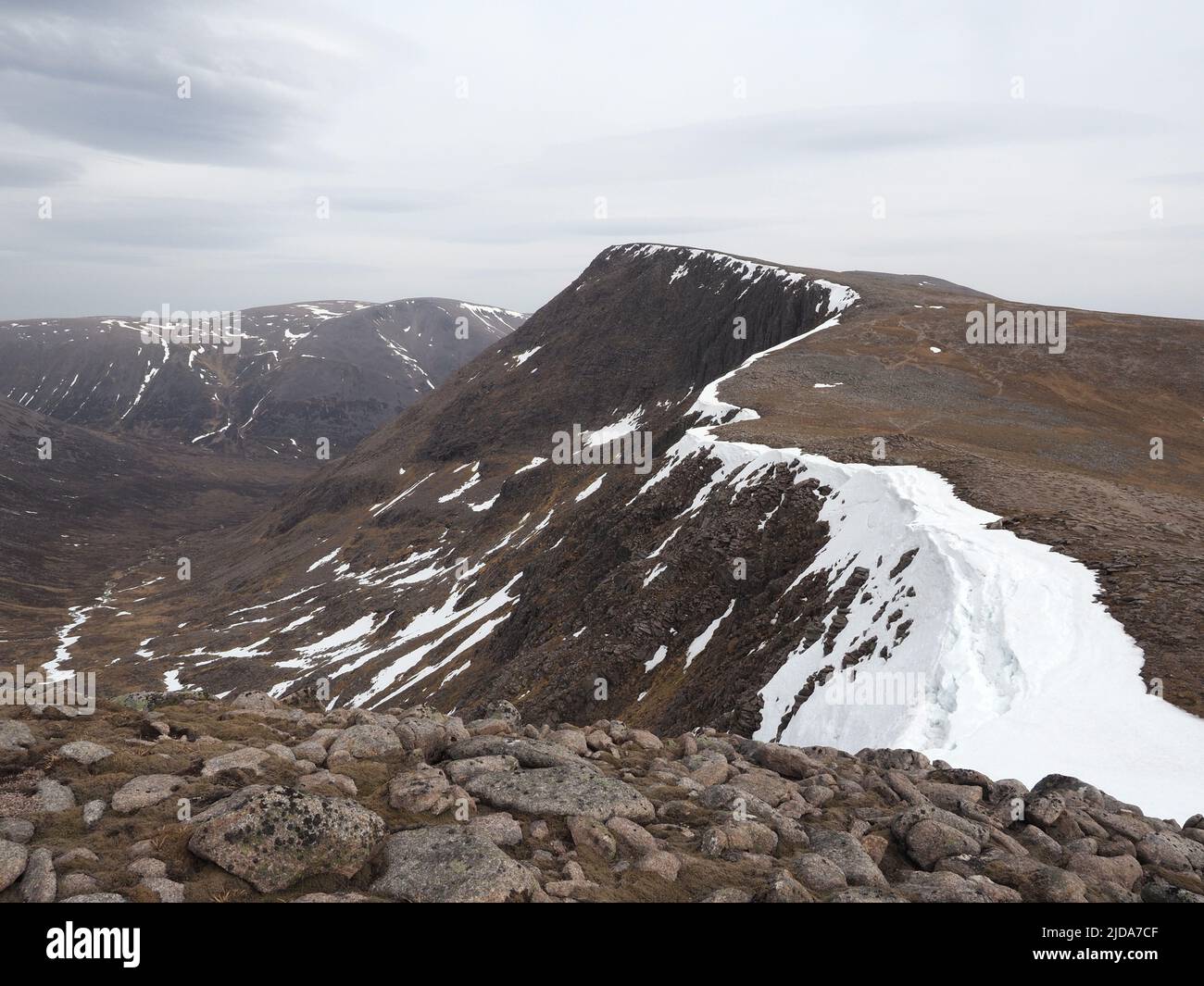 En regardant vers le bas un grenat de Garbh, à travers le Lairig Ghru avec Ben Macdui en arrière-plan. The Angels Peak, Sgor an Lochain Uaine au milieu à droite. Banque D'Images