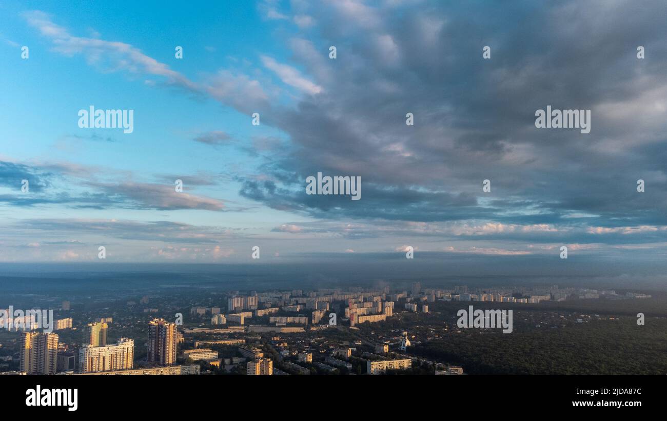 Bleu matin épique ciel nuageux dans le quartier résidentiel de la ville d'été. Vue aérienne sur les bâtiments et les rues, Kharkiv Ukraine Banque D'Images
