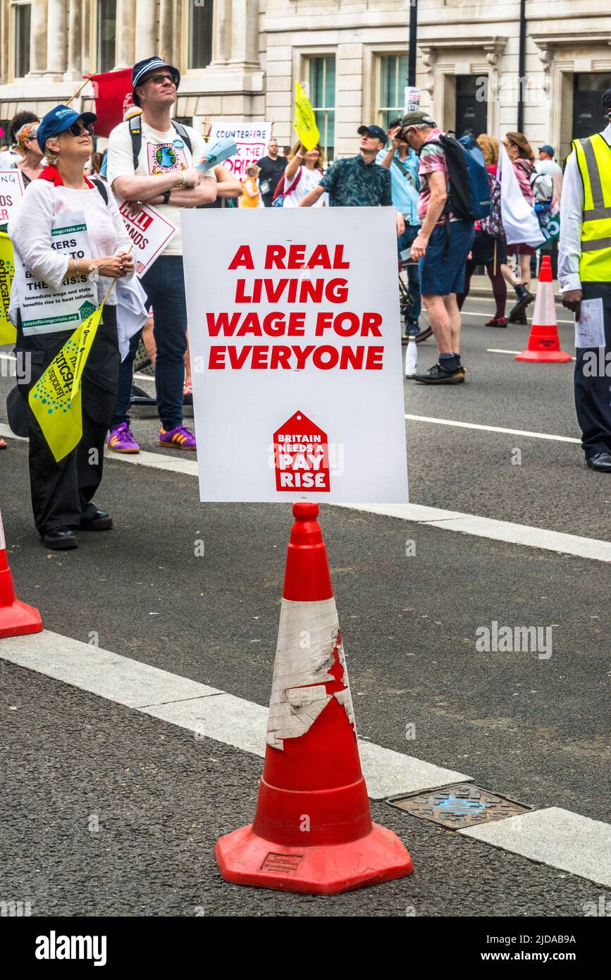 Un véritable salaire de vie pour tout le monde, nous exigeons une marche plus favorable dans le centre de Londres, des milliers de manifestants défilent pour réclamer une action du gouvernement sur la r Banque D'Images