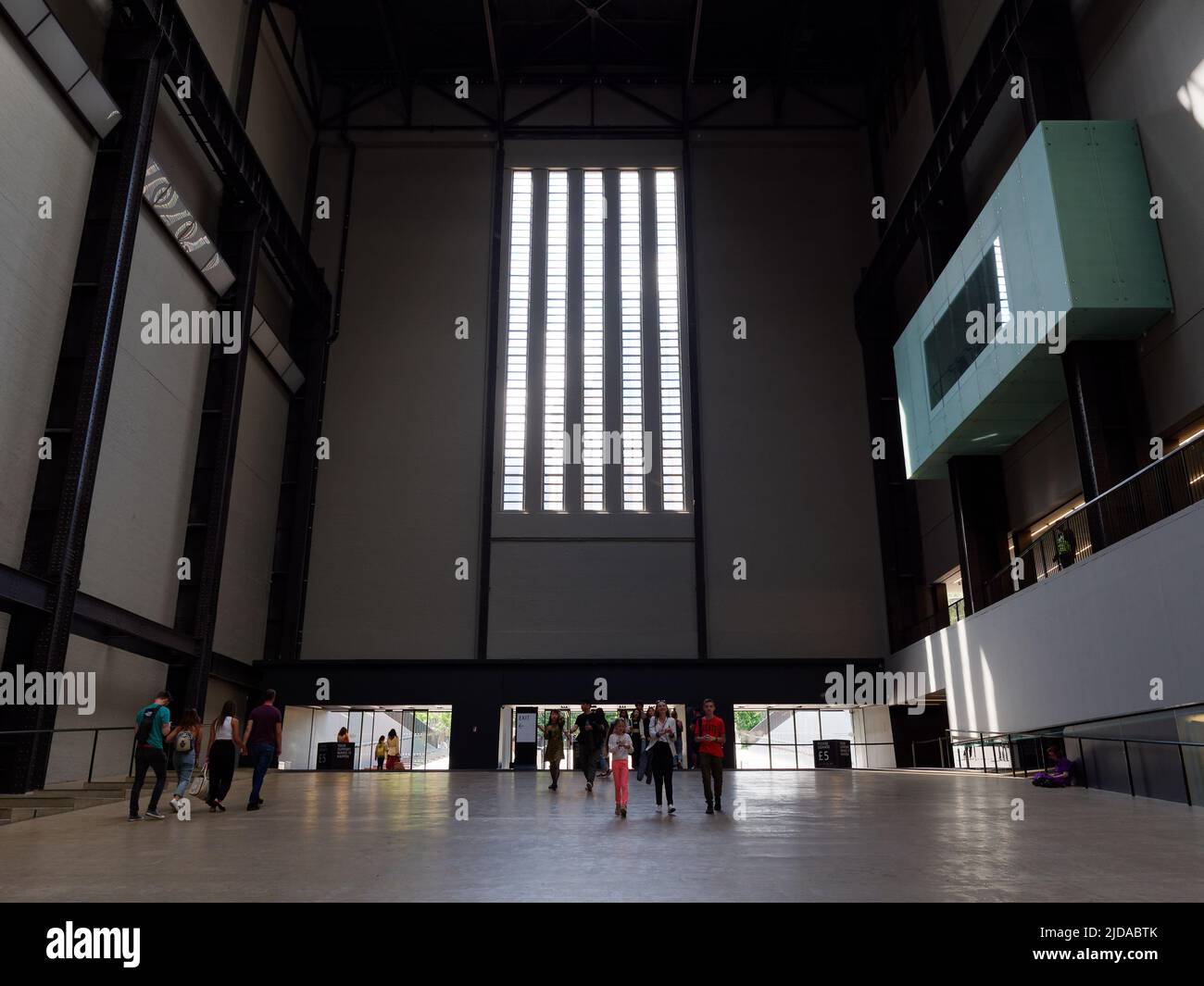 Londres, Grand Londres, Angleterre, 08 juin 2022: Tate Modern hall d'entrée que les visiteurs arrivent et partent. Banque D'Images