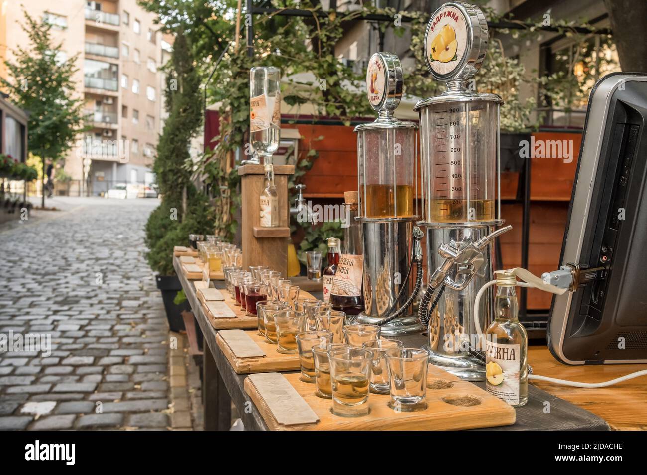 Bar de rue avec liqueurs traditionnelles serbes faites maison à Belgrade, Serbie Banque D'Images