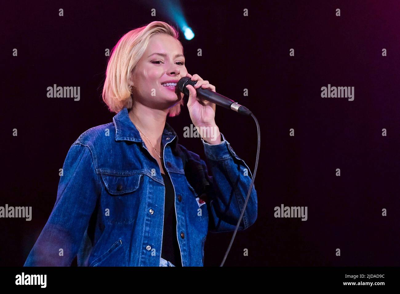 Newport, Royaume-Uni. 19th juin 2022. Nina Lindberg Nesbitt, chanteuse de rock indienne écossaise, se produit sur scène au festival de l'île de Wight. Crédit : SOPA Images Limited/Alamy Live News Banque D'Images