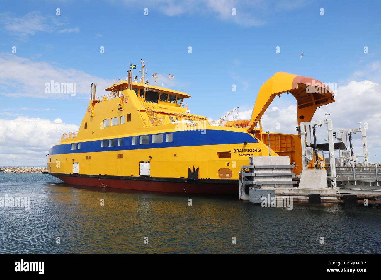 Granna, Suède - 13 juin 2022: Le ferry pour voitures et passagers Braheborg exploité par Trafikverket en service pour la route de Visingso. Banque D'Images