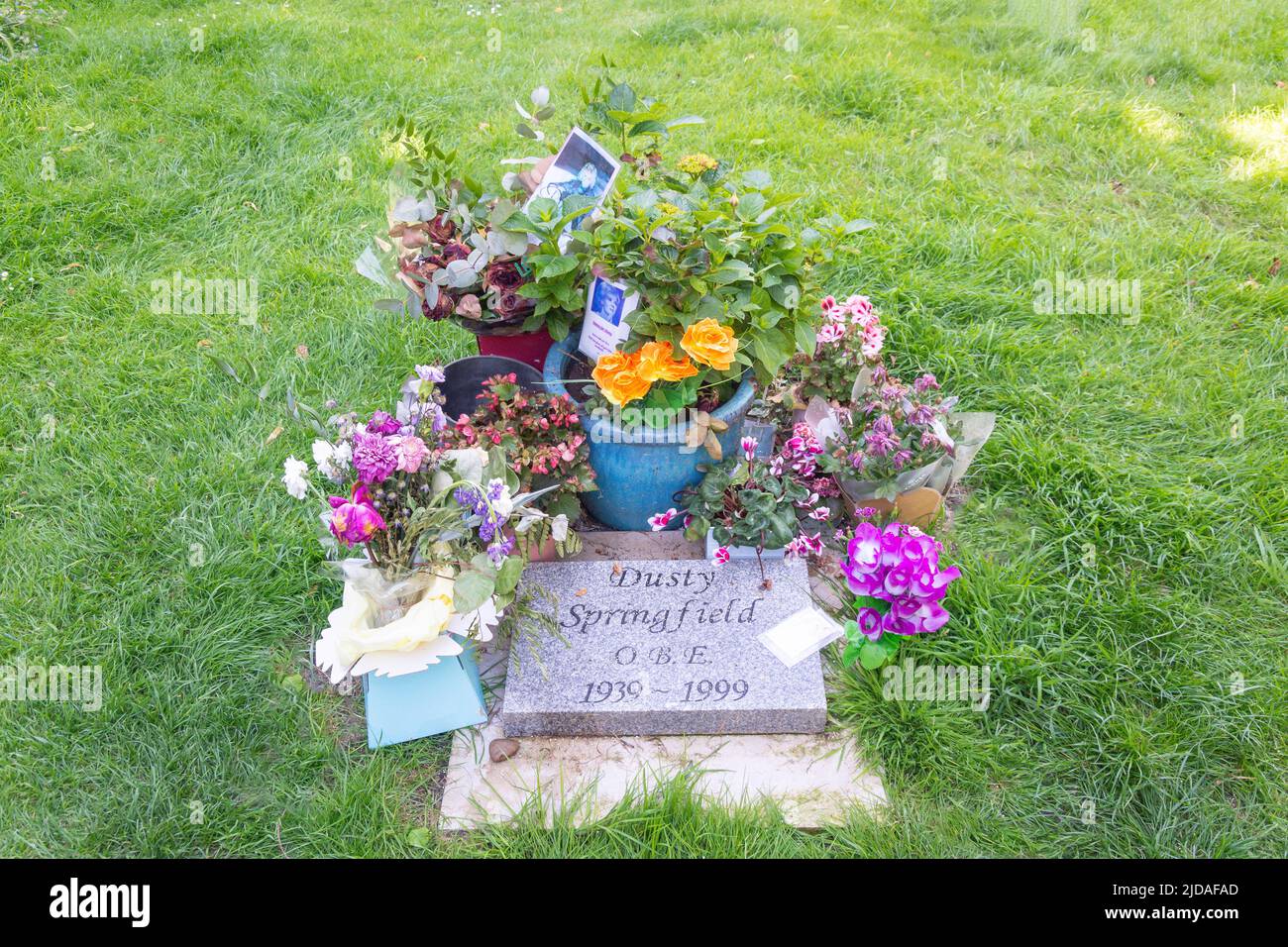 Tombe de la chanteuse Dusty Springfield à l'église paroissiale de St Mary, Henley-on-Thames, Oxfordshire, Angleterre, Royaume-Uni Banque D'Images