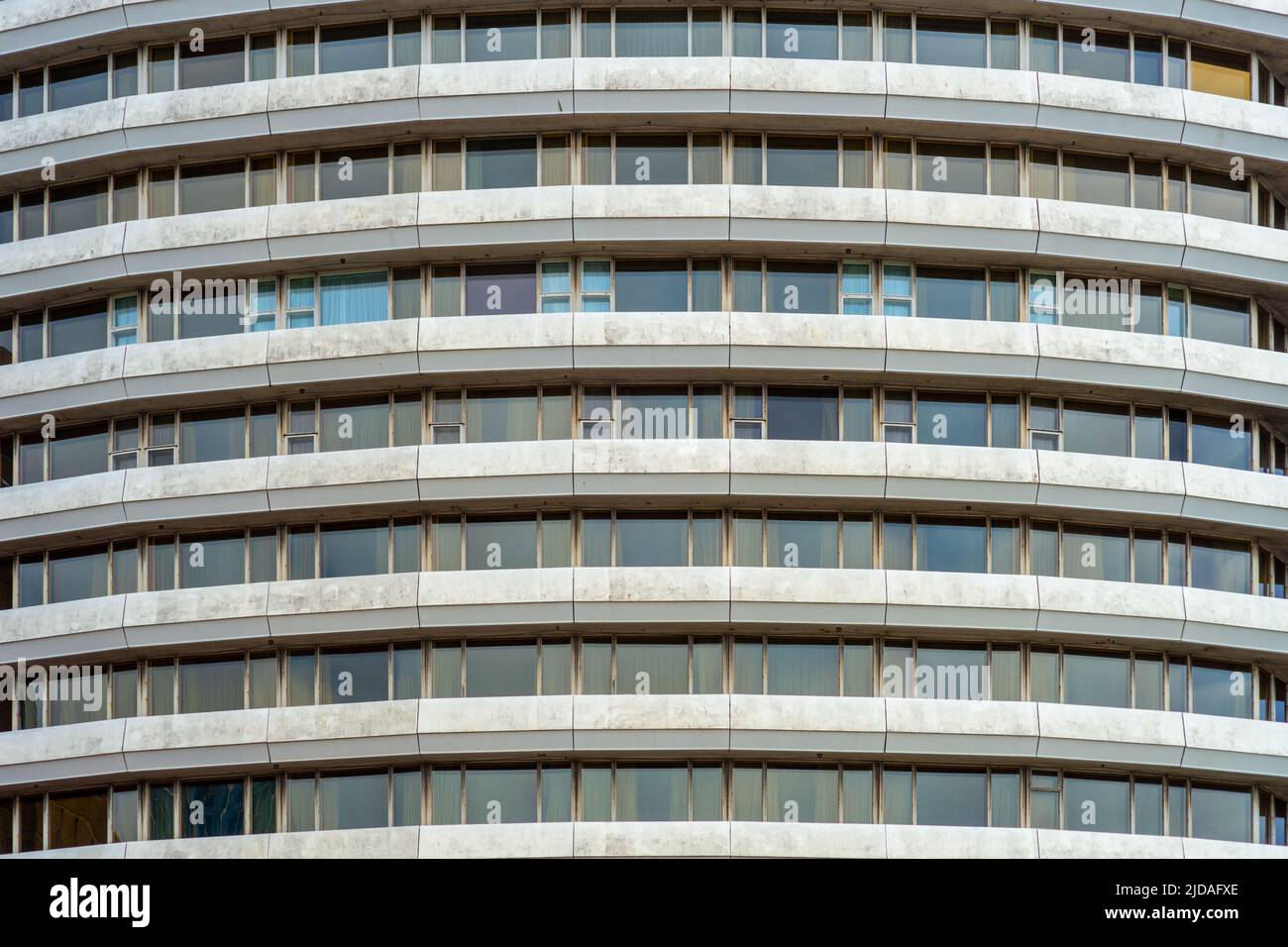 Fenêtres du Mercure Hotel Atlantic Tower, Liverpool, Angleterre, Royaume-Uni. Répétitions, répétitions Banque D'Images