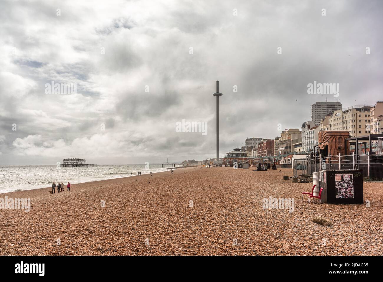 Plage de Brighton / front de mer avec vue sur la tour d'observation des British Aiways i360 et West Pier, East Sussex, Angleterre, Royaume-Uni Banque D'Images