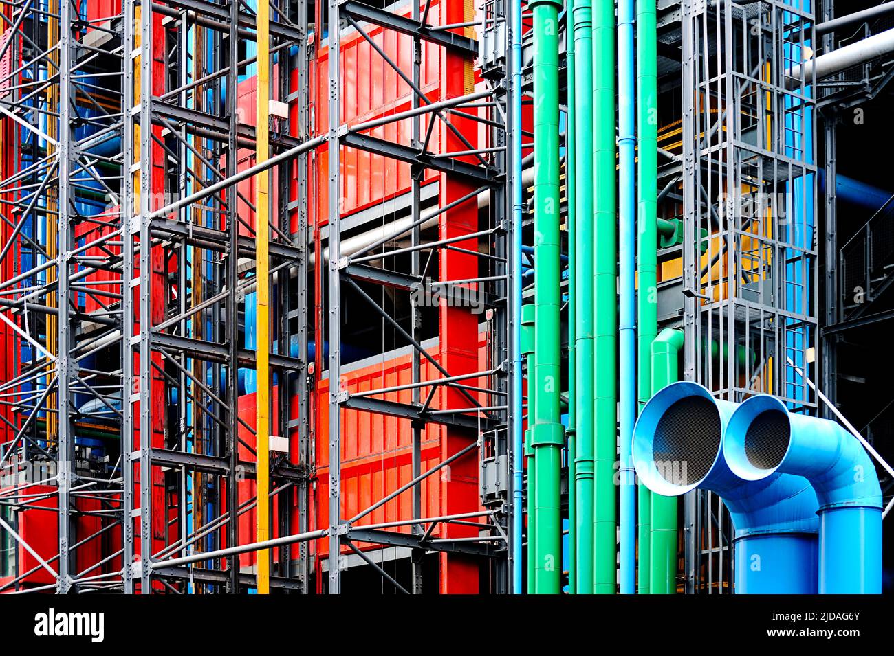Le bâtiment Centre Pompidou à Paris, tuyaux bleu et vert extérieurs. Banque D'Images