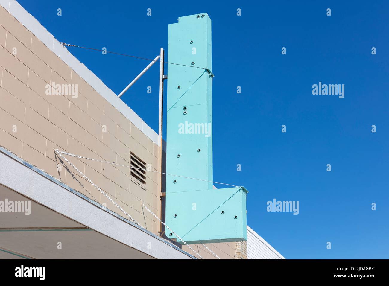 Un panneau de vitrine sur un bâtiment vide abandonné Banque D'Images