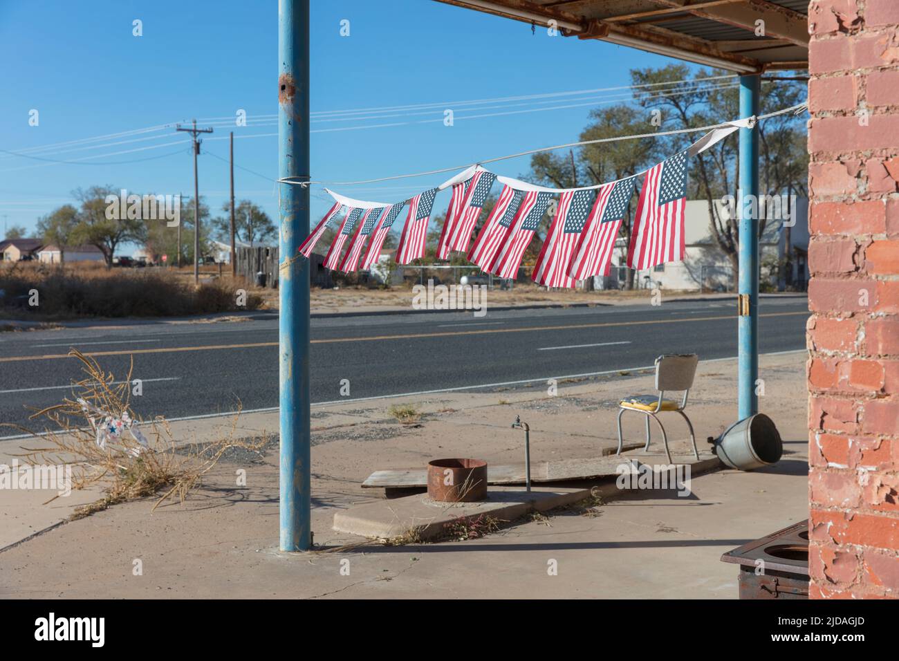 Drapeaux américains devant la station-service abandonnée. Banque D'Images