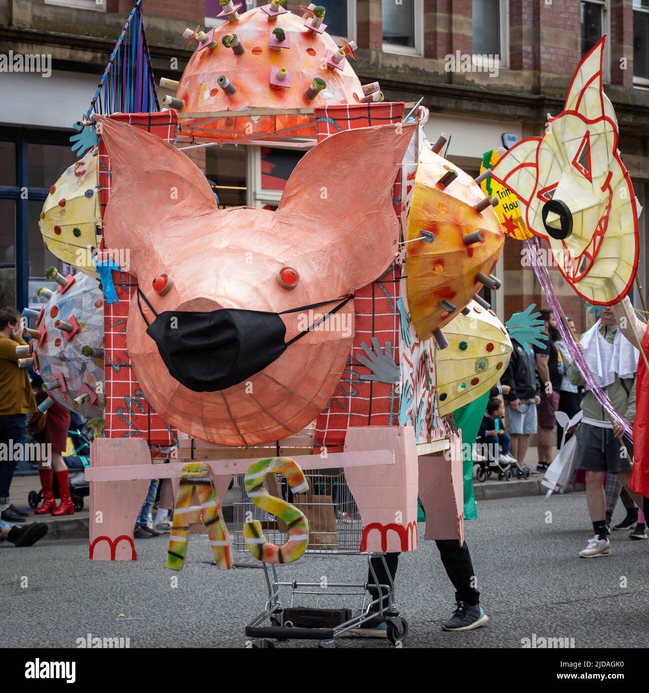 Manchester Day Parade, 19 juin 2022 : Pig de carnaval avec masque Banque D'Images