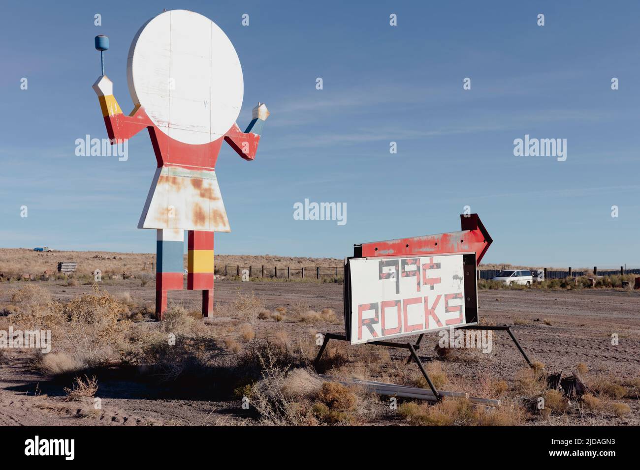 Vieux panneau d'attraction de bord de route, une figure d'une personne avec une plaque pour une tête, signe de café. Banque D'Images