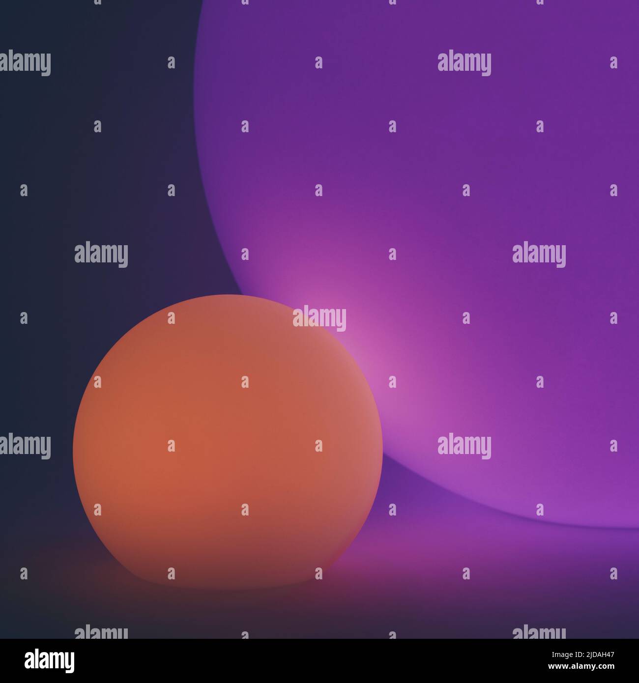 Orbes sphériques lumineux et lumineux sur fond noir. Banque D'Images