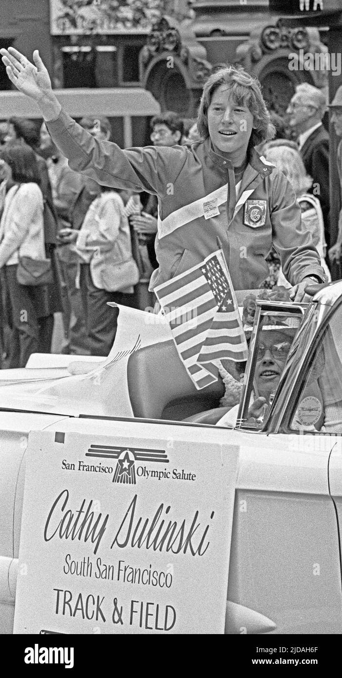 Cathy Sulinski, piste olympique et terrain, les courses olympiques dans un défilé de Salute aux Olympiens en hommage à la Californie du Nord, Olympiens à San Francisco, août 1984 Banque D'Images