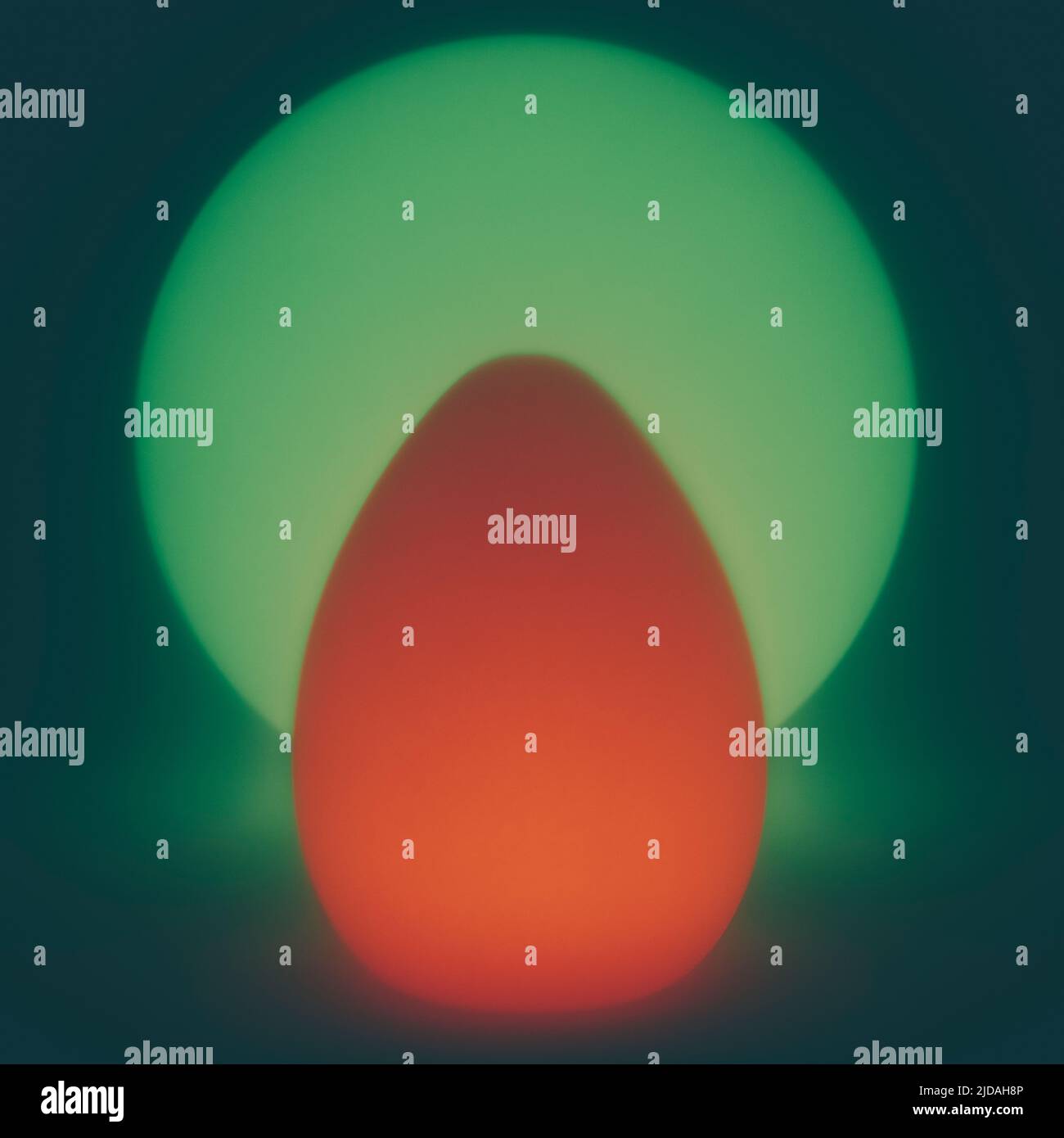 Orbe ovale brillant, orbe sphérique en arrière-plan, formes superposées. Banque D'Images
