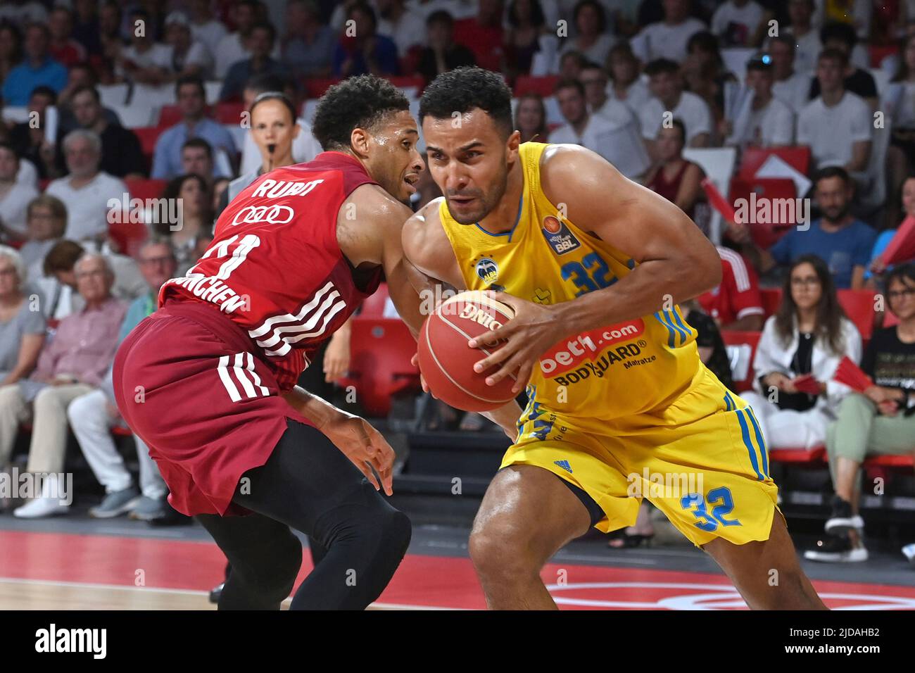 De gauche à droite : Augustine RUBIT (FCB), action, duels contre Johannes THIEMANN (Berlin). Basketball 1st Bundesliga, FINALE, jeu 4, FC Bayern Munich-Alba Berlin 81-96 on 19 juin 2022, AUDIDM E. Banque D'Images