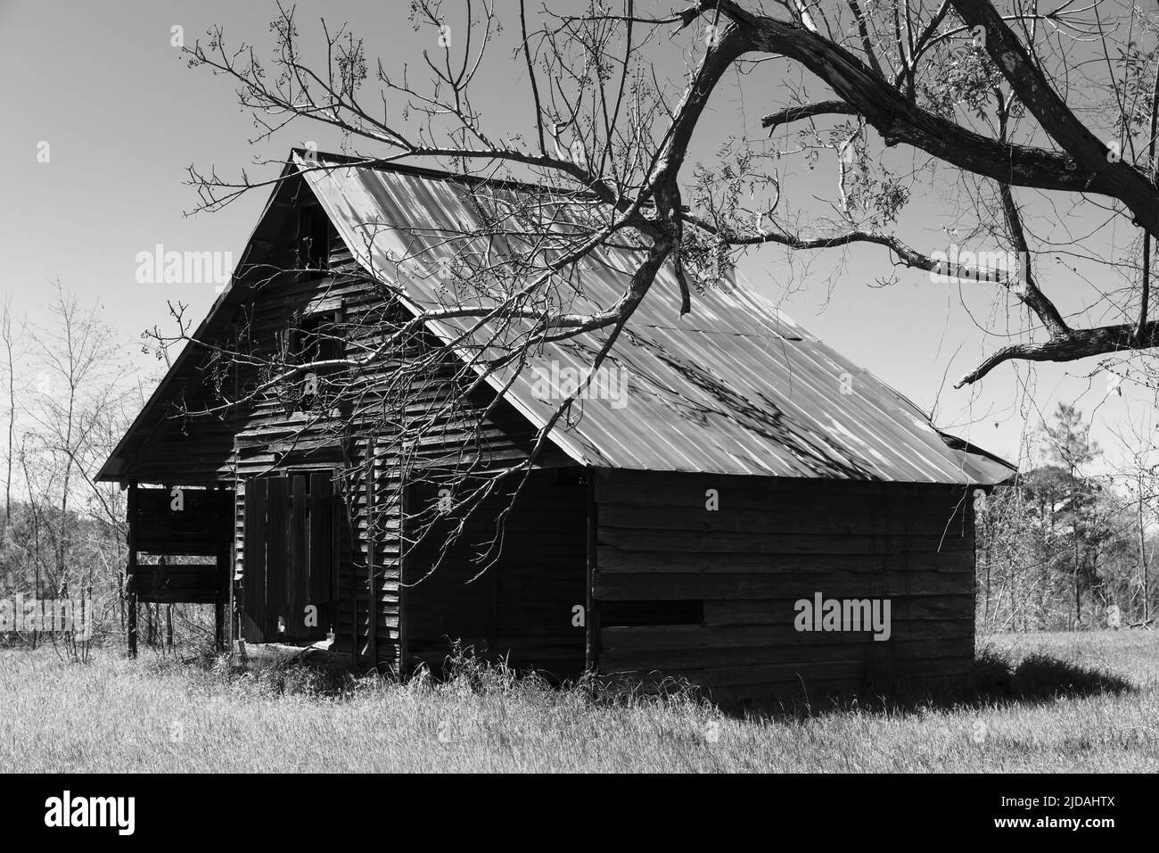 Grange abandonnée, vide et en ruines, image en noir et blanc. Banque D'Images