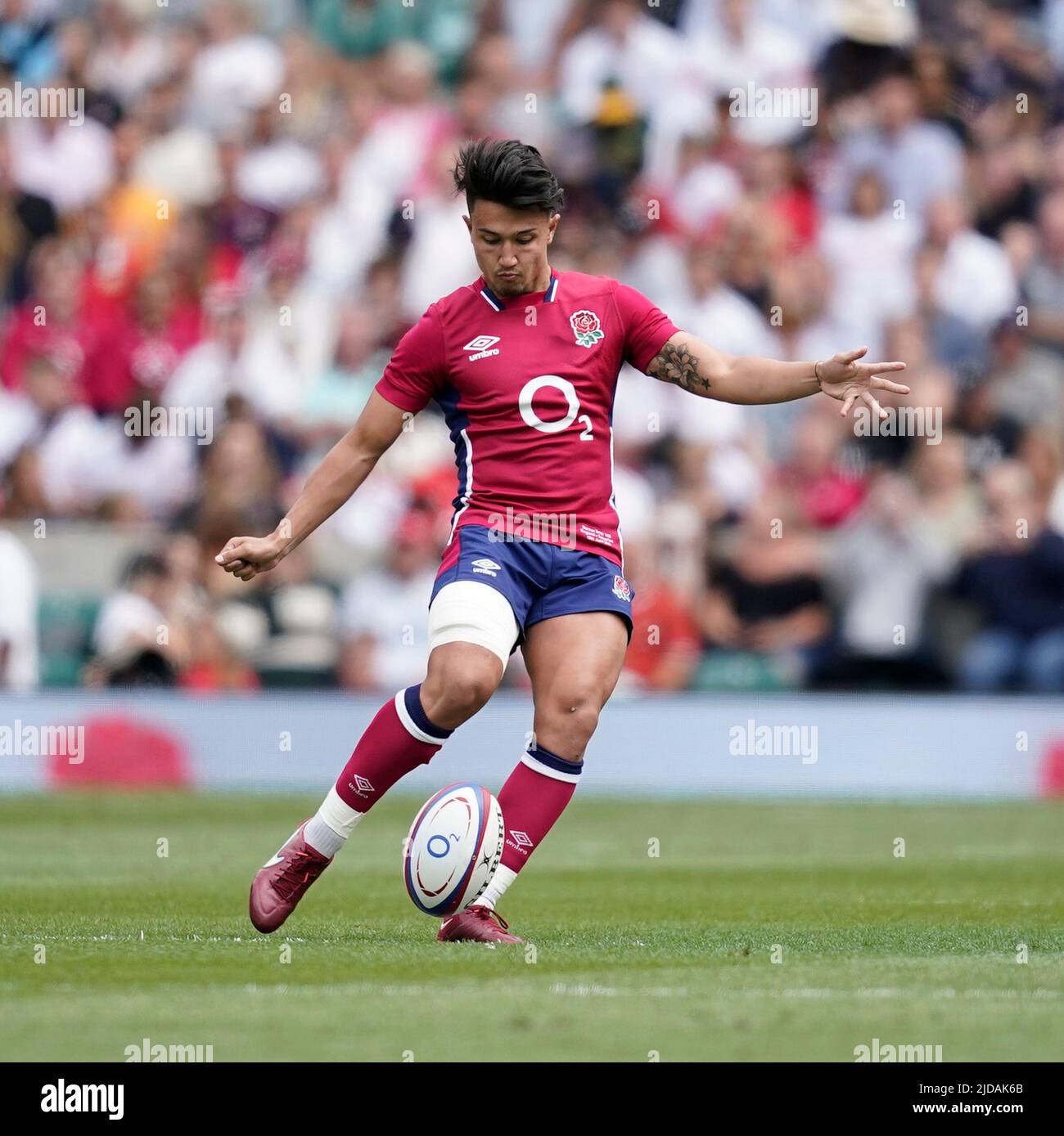 Londres, Royaume-Uni, 19, juin, 2022, Marcus Smith (Angleterre) donne des coups de pied pendant l'Angleterre vs. Barbares Rugby, Credit:, Graham Glendinning,/ Alamy Live News final Score: 21-52 Credit: Graham Glendinning / GlennSports/Alamy Live News Banque D'Images