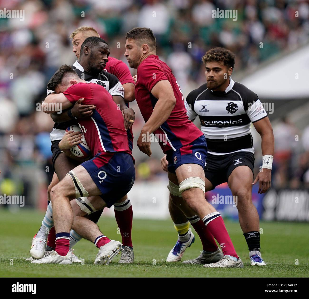 London, Royaume-Uni, 19, juin 2022, Tom Curry (Angleterre) (L) s'est attaqué pendant l'Angleterre contre. Barbares Rugby, Credit:, Graham Glendinning,/ Alamy Live News final Score: 21-52 Credit: Graham Glendinning / GlennSports/Alamy Live News Banque D'Images