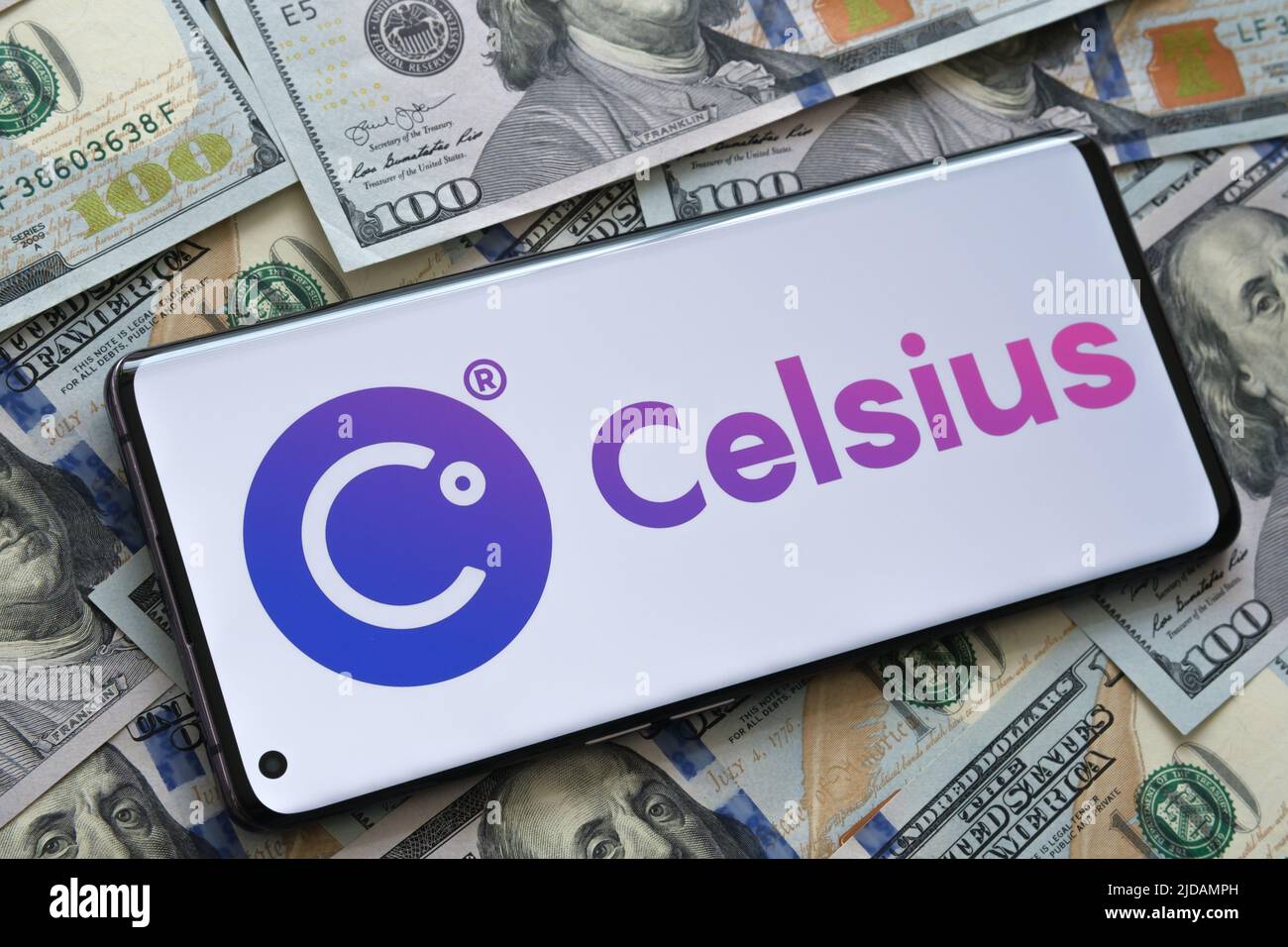 Logo de la société de crypto Celsius visible sur le smartphone placé sur les billets en dollars. Stafford, Royaume-Uni, 19 juillet 2022 Banque D'Images